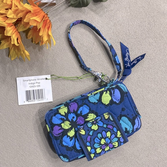 NWT Vera Bradley Smartphone Wristlet in Indigo Pop Beautiful Design - MSRP $49!! - Picture 1 of 10